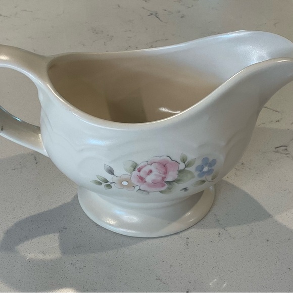 Pfaltzgraff Gravy/Creamer Tea Rose pattern Great Condition Beautiful piece - Picture 2 of 5